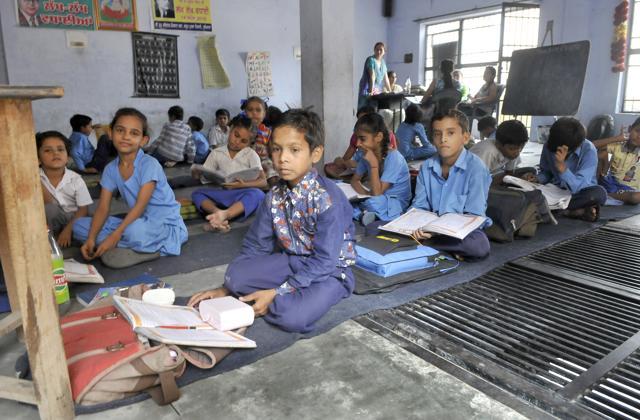 It becomes difficult to teach students because all the classes are held in the same hall. (Gurminder Singh/HT Photo) It becomes difficult to teach students because all the classes are held in the same hall. (Gurminder Singh/HT Photo)