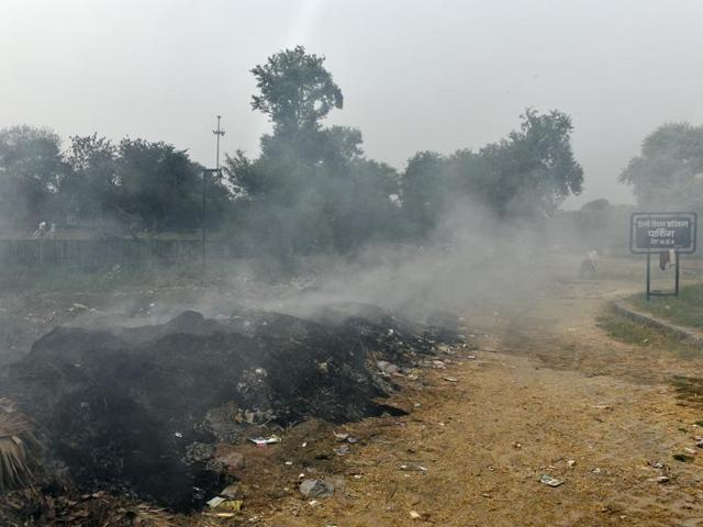 Stubble burning in this season is a major contributor to air pollution apart from road dust, industrial sources, and vehicular emissions.(Raj K Raj/HT Photo) Stubble burning in this season is a major contributor to air pollution apart from road dust, industrial sources, and vehicular emissions.(Raj K Raj/HT Photo)