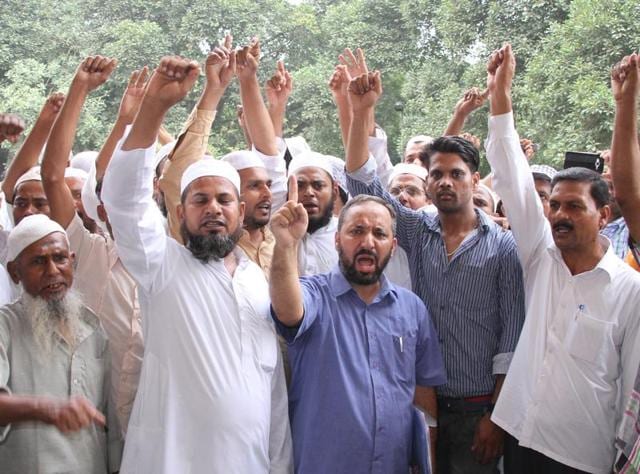 Muslims protested against WAKF board’s decision to lease land meant for burial to private coloniser in Ludhiana on Monday.(JS Grewal/HT Photo)