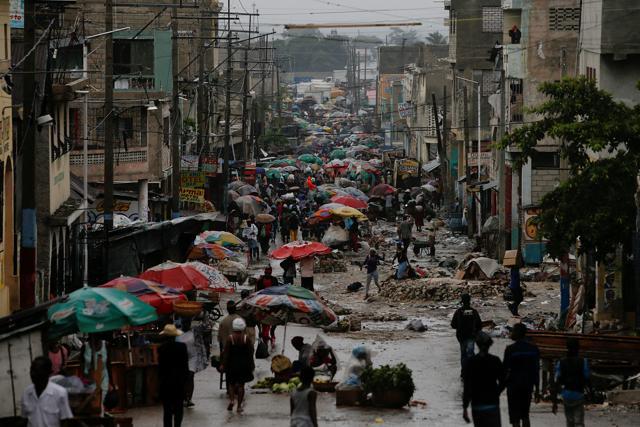 Vendors sell their goods on the street while Hurricane Matthew approaches in Port-au-Prince, Haiti. (REUTERS) Vendors sell their goods on the street while Hurricane Matthew approaches in Port-au-Prince, Haiti. (REUTERS)