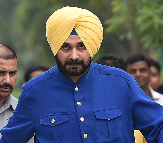Navjot Sidhu has created several waves in Punjab recently, but now finds himself in a fix. (HT File Photo) Navjot Sidhu has created several waves in Punjab recently, but now finds himself in a fix. (HT File Photo)