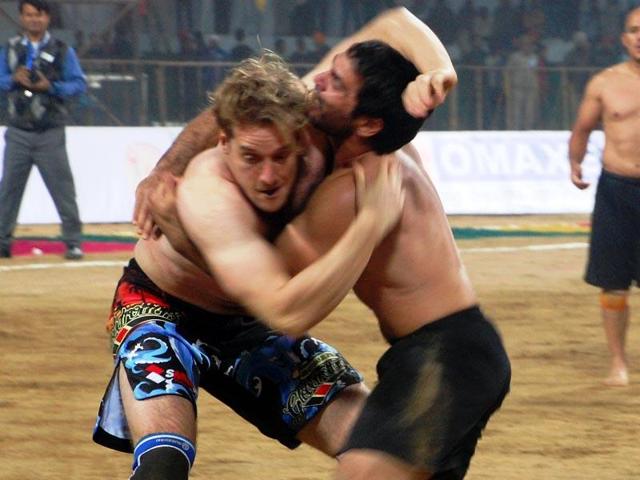 It is an unusual setting, a bunch of students in London coming together to play kabaddi on a makeshift mat, but one that’s becoming increasingly common in universities in England.(Photo: Twitter) It is an unusual setting, a bunch of students in London coming together to play kabaddi on a makeshift mat, but one that’s becoming increasingly common in universities in England.(Photo: Twitter)