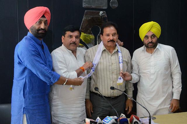 AAP leaders welcoming ex-wrestler Kartar Singh (second from right) into the party. (HT File Photo) AAP leaders welcoming ex-wrestler Kartar Singh (second from right) into the party. (HT File Photo)