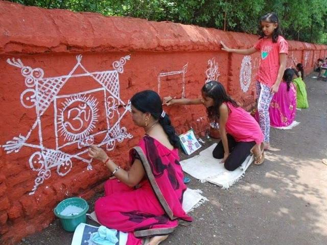 People draw graffiti on the wall of the Barwani central jail as a part of ‘I Clean Barwani’ campaign.(HT photo)