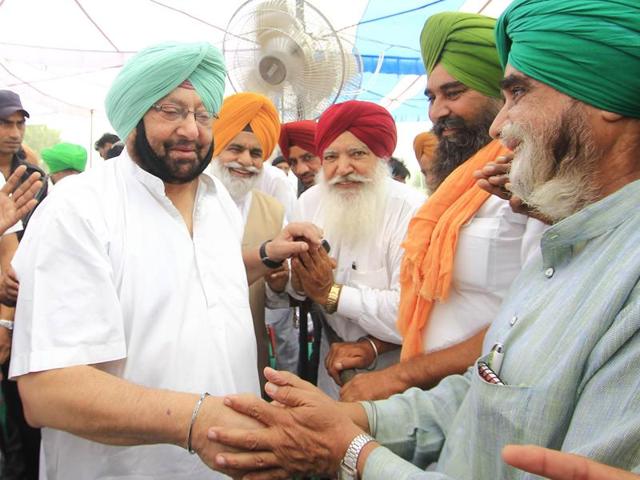 Punjab Congress chief Captain Amarinder Singh in Tarn Taran district on Tuesday. (HT Photo) Punjab Congress chief Captain Amarinder Singh in Tarn Taran district on Tuesday. (HT Photo)