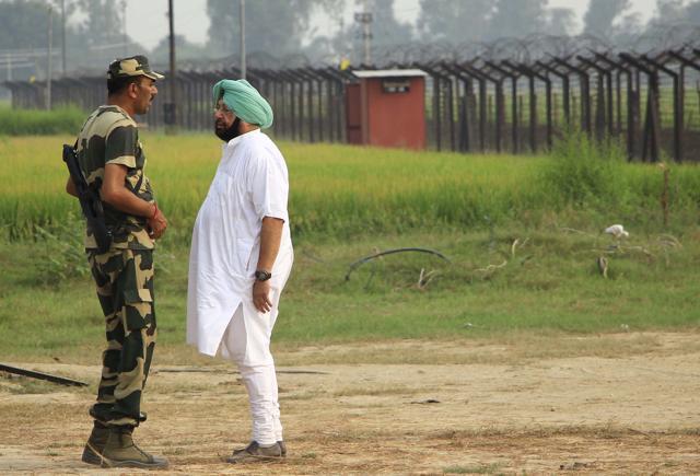 Amarinder interacting with a BSF jawan in a border village in Tarn Taran on Tuesday, October 4. (HT File Photo)