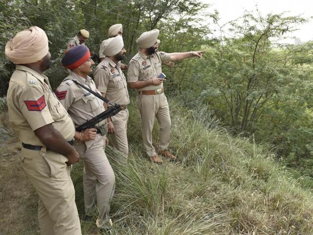 Punjab police officers inspect the area near Rear Kakkar post in Amritsar sector after a Pakistani boat (inset) was seized by the BSF from the Indian waters of the Ravi river on Tuesday. (Gurpreet Singh/HT Photo) Punjab police officers inspect the area near Rear Kakkar post in Amritsar sector after a Pakistani boat (inset) was seized by the BSF from the Indian waters of the Ravi river on Tuesday. (Gurpreet Singh/HT Photo)
