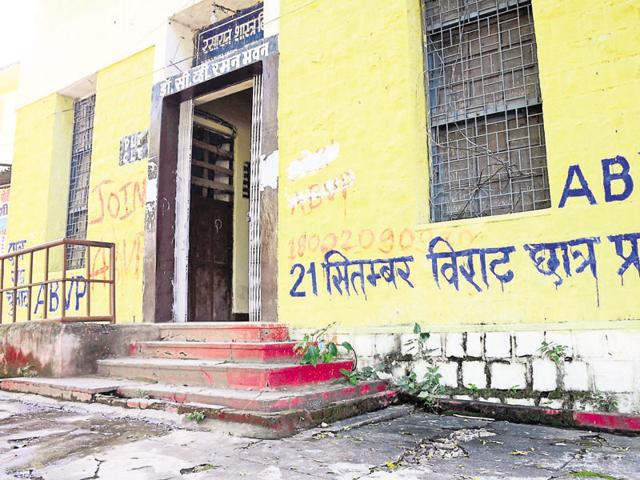 Several colleges in Madhya Pradesh are yet to organise cleanliness campaigns. (Chandresh Mathur/HT photo) Several colleges in Madhya Pradesh are yet to organise cleanliness campaigns. (Chandresh Mathur/HT photo)