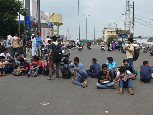 Candidates, who are waiting for taking admission in private medical colleges of MP blocked the road at Royal Market alleging irregularities in the allotment process, in Bhopal on October 1. (HT file photo) Candidates, who are waiting for taking admission in private medical colleges of MP blocked the road at Royal Market alleging irregularities in the allotment process, in Bhopal on October 1. (HT file photo)