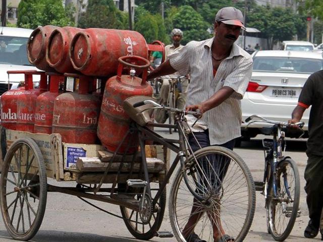 The LPG customers have time till November-end to apply for an Aadhaar number to continue receiving the subsidy.(HT file photo)