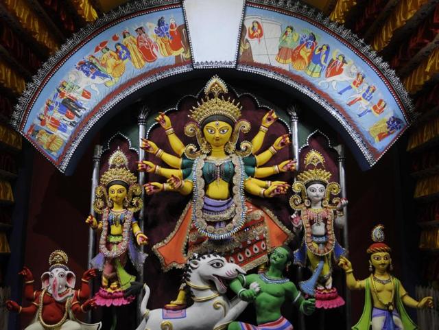 Like it or not, the weather gods are not smiling this autumn. So, brace for a hot and sultry week ahead and get ready to sweat it out while pandal-hopping during Durga Puja!(HT Photo)