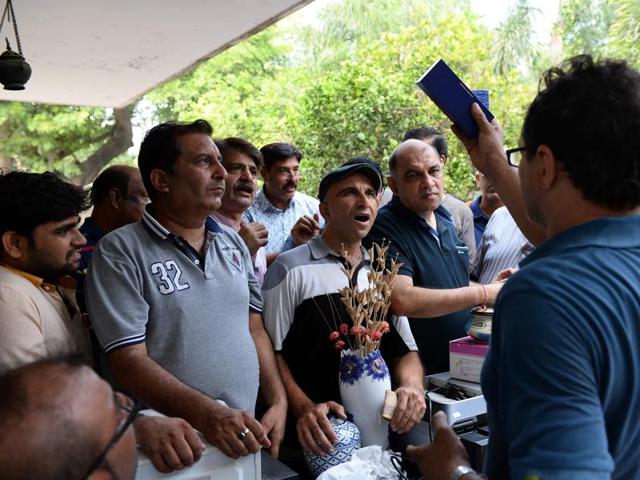 Delhi’s second-hand circuit goes far beyond a humble car boot or garage sale, attended by hundreds of full-time dealers who buy to sell on and savvy middle-class Indians scouting bargains. (AFP Photo) Delhi’s second-hand circuit goes far beyond a humble car boot or garage sale, attended by hundreds of full-time dealers who buy to sell on and savvy middle-class Indians scouting bargains. (AFP Photo)