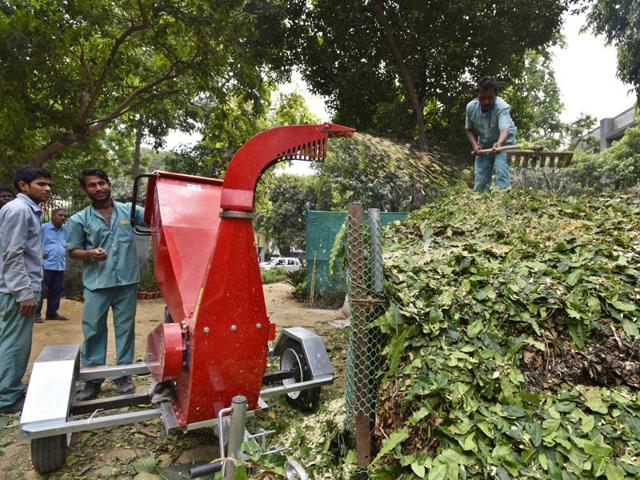 South Delhi Municipal Corporation (SDMC) is installing wood chipper machines to deal with green waste.(Sanjeev Verma/HT Photo)