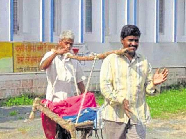 Puniya’s kin carry her body on a cot, tied to bamboo pole, after autopsy at Majhauli hospital on Tuesday. (HT photo) Puniya’s kin carry her body on a cot, tied to bamboo pole, after autopsy at Majhauli hospital on Tuesday. (HT photo)