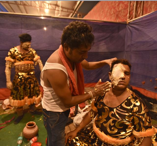 Vijay Kataria applies makeup to an artist at Love Kush Ramlila at Red Fort. (Arun Sharma/HT Photo) Vijay Kataria applies makeup to an artist at Love Kush Ramlila at Red Fort. (Arun Sharma/HT Photo)