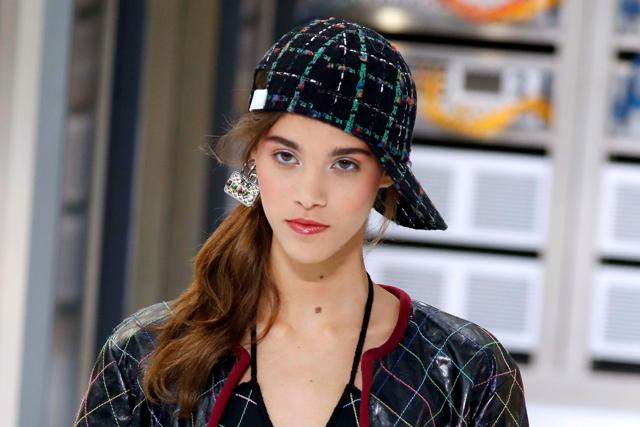 A model presents a creation for Chanel during the 2017 Spring/Summer ready-to-wear collection fashion show in Paris on Tuesday. (AFP) A model presents a creation for Chanel during the 2017 Spring/Summer ready-to-wear collection fashion show in Paris on Tuesday. (AFP)