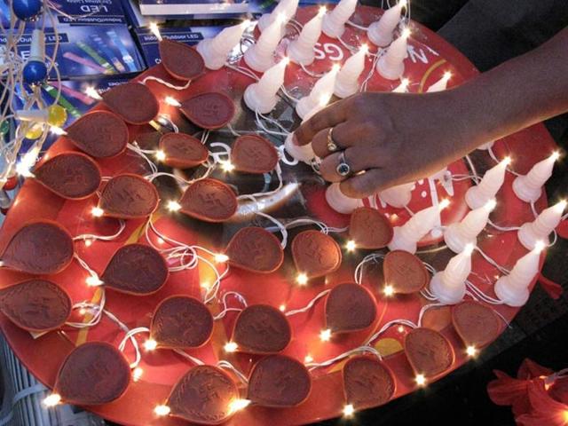 A group of youths who believe in the saffron ideology have initiated the campaign to boycott China made lamps and lights. The campaign promotes sale of earthen diyas from villages, exhibitions, posters and hoardings. The initiative is spreading through social networking sites.(HT Photo)