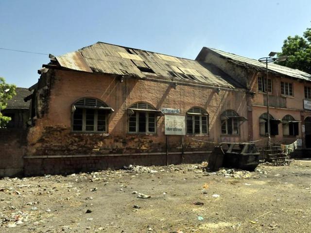 The dilapidated condition of a government school building near Krishnapura Chhatri square. (HT File Photo) The dilapidated condition of a government school building near Krishnapura Chhatri square. (HT File Photo)