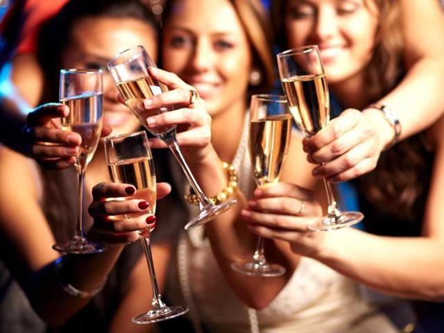 The state excise department has decided to be lenient with granting extended bar licenses on weekends. It will allow bars and pubs to remain open beyond 11 pm for a maximum of three hours. (HT Photo) The state excise department has decided to be lenient with granting extended bar licenses on weekends. It will allow bars and pubs to remain open beyond 11 pm for a maximum of three hours. (HT Photo)
