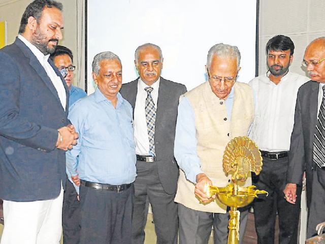 Former Uttar Pradesh DGP Prakash Singh inaugurating a seminar on policing in Chandigarh on Wednesday. (HT Photo) Former Uttar Pradesh DGP Prakash Singh inaugurating a seminar on policing in Chandigarh on Wednesday. (HT Photo)
