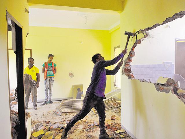 To avoid people taking advantage of this scheme, the corporation has introduced new terms of compounding, where only 10 % of illegal structures beyond the building permission will be considered. (Mujeeb Faruqui/HT file photo) To avoid people taking advantage of this scheme, the corporation has introduced new terms of compounding, where only 10 % of illegal structures beyond the building permission will be considered. (Mujeeb Faruqui/HT file photo)