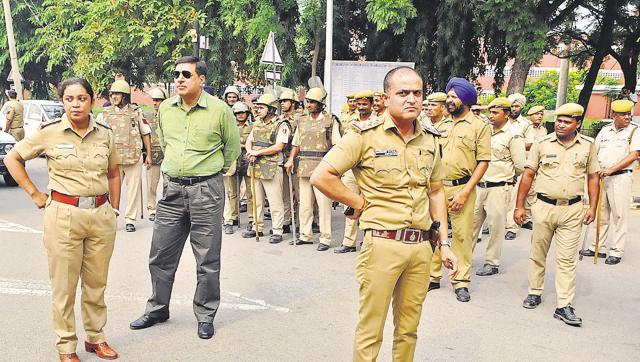 A riot squad at gate number 2 did not intervene. (Karun Sharma/HT Photo)