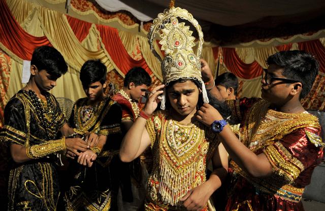 Ramlila artistes getting set for performance in Sector 15, Chandigarh. (Keshav Singh/HT Photo)