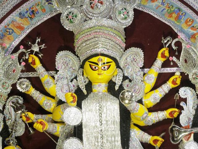Bengalis in the city are all geared up for five days of festive revelry that begins from Shashti (sixth day) and ends on Bijoya Dashami (tenth day) of the Navaratras.  (Samir Jana/HT Photo) 