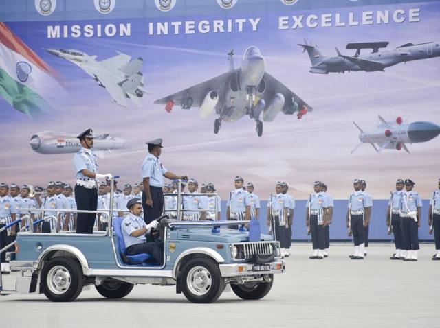 The Indian air force showcased its front-line fighters on October 7 in Ghaziabad. (SAKIB ALI / HT PHOTO) 