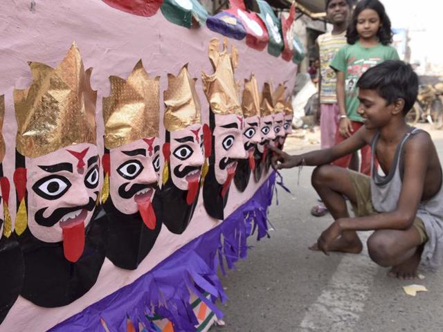 Workers making effigies of Ravan and others for sale on the roadside in Amritsar, ahead of Dussehra that falls on October 11 this year. (Gurpreet Singh/HT Photo)