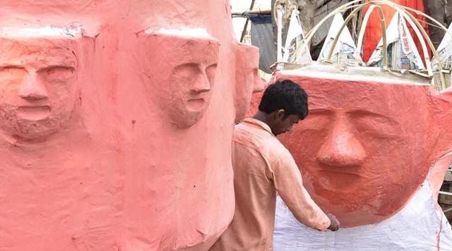 Workers making effigies of Ravan and others for sale on the roadside in Amritsar, ahead of Dussehra that falls on October 11 this year. (Gurpreet Singh/HT Photo)