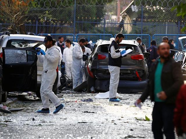 Police forensic experts examine the scene of blast in Istanbul, Turkey. (Reuters File Photo)