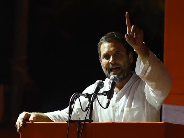 Rahul Gandhi addresses farmers at Jantar Mantar, after his month-long Kisan Yatra, in New Delhi on Thursday.(Virendra Singh Gosain/HT)