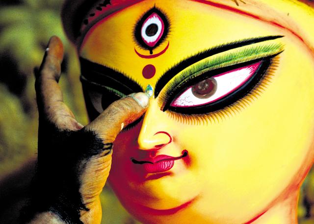 Online Durga puja has turned into a storm in the cyberspace. There are several websites offering virtual tours of major puja pandals, online puja services, live streaming of arati performances and virtual tours of the major pujas across Bengal, Assam, Tripura, Bangladesh and in other major cities in different parts of the world. (HT Photo)