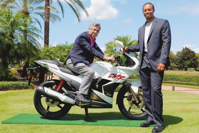 Golfer Tiger Woods (right) with Hero MotoCorp’s Pawan Munjal (PTI Photo) Golfer Tiger Woods (right) with Hero MotoCorp’s Pawan Munjal (PTI Photo)