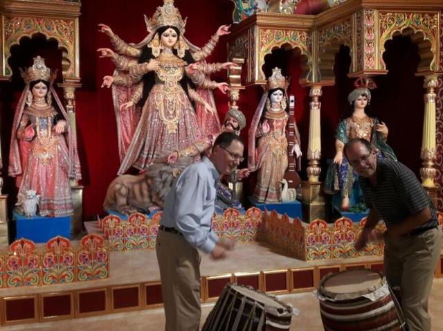 David Donahue,(right) Principal Deputy Assistant Secretary. US Department of State Bureau of Consular Affairs and and US Consul General in Kolkata Craig L Hall playing Dhak at Mudiali Club Sarbojanin Durga Puja pandal on Thursday evening.(HT Photo/Ramkrishna Samanta)