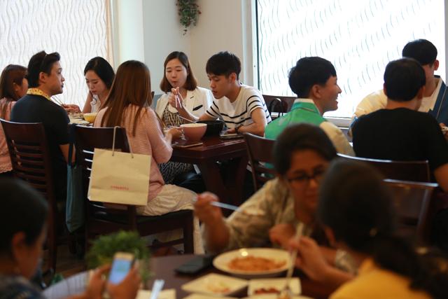 Indian and Korean enjoy the Korean delicacies at the Korean Cultural Centre’s Cafe. (Amal KS/HT Photo)