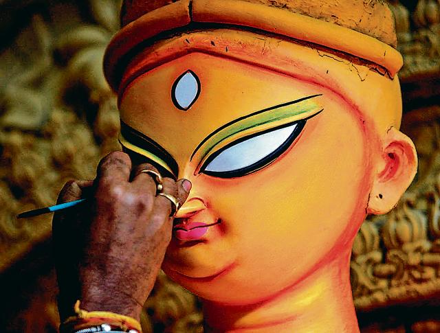Painting the eye of Goddess Durga. (Subhendu Ghosh)