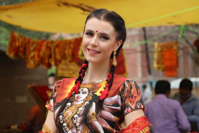 Give a casual, lighthearted spin to your sari. (Shara Ashraf )