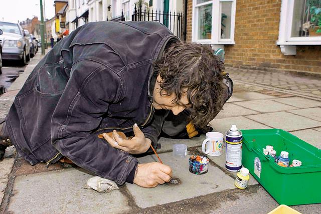 Artist Ben Wilson uses chewing gum discarded on the pavements as his canvas (UK Press via Getty Images) Artist Ben Wilson uses chewing gum discarded on the pavements as his canvas (UK Press via Getty Images)