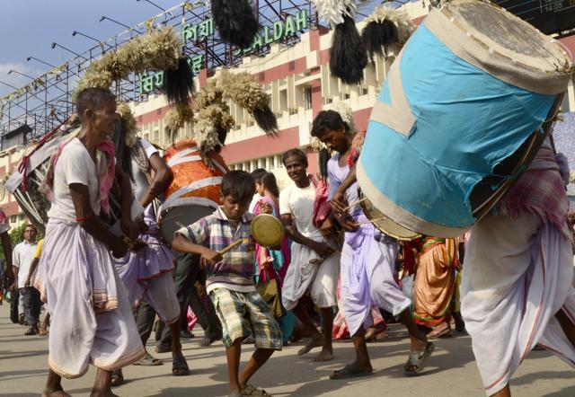 Music is synonymous with Durga puja celebrations much like new clothes, bhog and Ashtamir anjali. (Prateek Choudhury/HT Photo) Music is synonymous with Durga puja celebrations much like new clothes, bhog and Ashtamir anjali. (Prateek Choudhury/HT Photo)