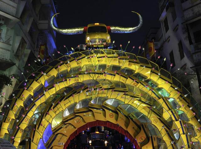 Kolkata's famous yellow taxi is theme of 33 Pally's of Beliaghata in the city. (Samir Jana/HT PHOTO) Kolkata's famous yellow taxi is theme of 33 Pally's of Beliaghata in the city. (Samir Jana/HT PHOTO)