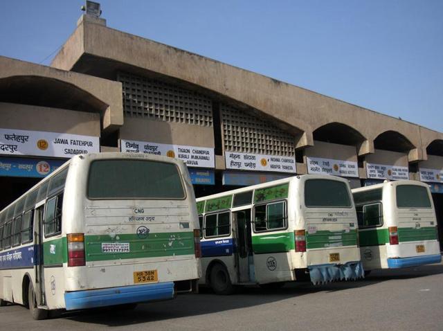 CNG buses of Haryana roadways at Ballabgarh bus terminal in Faridabad .(Dijeshwar SIngh/HT File)