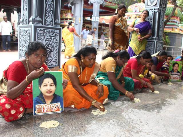 AIADMK women wing members eat food off the floor (a superstitious belief in south India) for a speedy recovery of party supremo and chief minister Jayalalithaa. (V Srinivasulu / HT Photo)