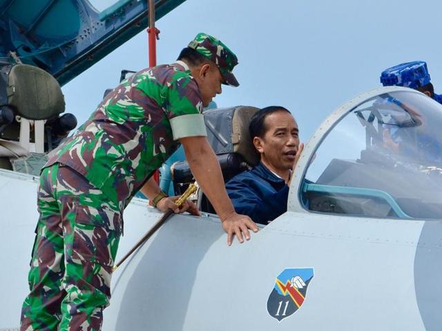 Indonesia's President Joko Widodo sits in the cockpit of a Sukhoi fighter jet as he attends a military exercise at Ranai military airbase in Natuna Island, Riau Islands province, Indonesia October 6, 2016. (REUTERS) Indonesia's President Joko Widodo sits in the cockpit of a Sukhoi fighter jet as he attends a military exercise at Ranai military airbase in Natuna Island, Riau Islands province, Indonesia October 6, 2016. (REUTERS)