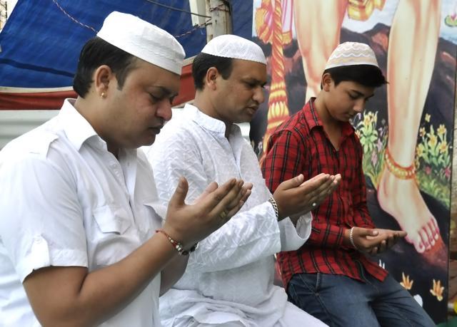 From left: During prayers, Taj Ali who plays Marich, Idam Khan who plays Lord Ram’s father Dashrath, and Miraz who plays Sita. (Sant Arora/HT Photo) From left: During prayers, Taj Ali who plays Marich, Idam Khan who plays Lord Ram’s father Dashrath, and Miraz who plays Sita. (Sant Arora/HT Photo)