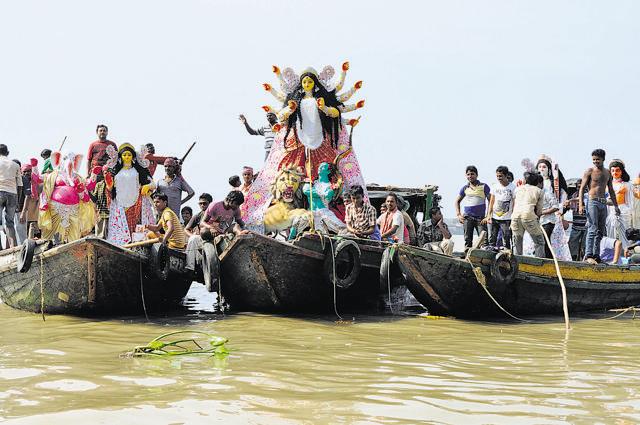 Lending a boost to the green cause, the state pollution control board got leading paint manufacturers to distribute over 150 litre of ‘green’ paint among artisans in idol-making hubs at Kumartuli, Garia, Canal East Road, Metiabruz and Howrah in 2011. (Subhankar Chakraborty/HT Photo) Lending a boost to the green cause, the state pollution control board got leading paint manufacturers to distribute over 150 litre of ‘green’ paint among artisans in idol-making hubs at Kumartuli, Garia, Canal East Road, Metiabruz and Howrah in 2011. (Subhankar Chakraborty/HT Photo)
