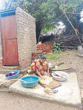 Natu Rathod is survived by wife Dharmistha and two children. Settled in Vachi village in Navsari. Dharmistha works as a maid. (HT Photo)