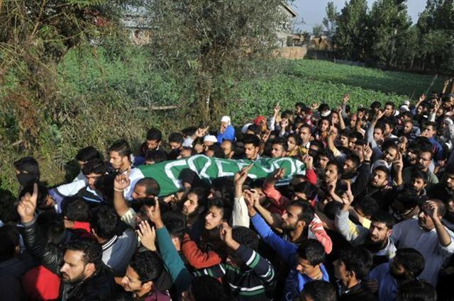 A funeral procession of the 13-year-old who died on Saturday. (Waseem Andrabi/HT Photo) A funeral procession of the 13-year-old who died on Saturday. (Waseem Andrabi/HT Photo)