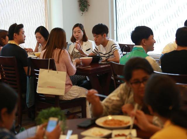 Youngsters enjoy a hearty meal post language classes at Alliance Francaise’s Cafeteria.(Amal KS/HT Photo)